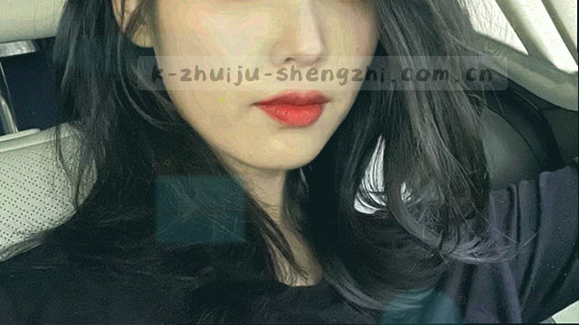 《为了升职献身》主视觉：夜班办公室里的企划部成员隔着玻璃对视